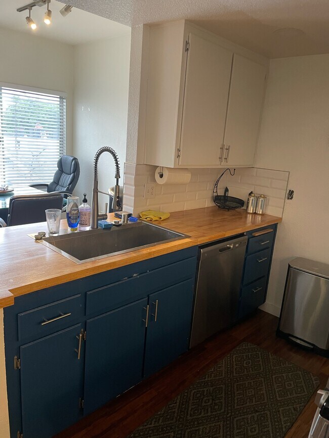 Building Photo - 4360 Oregon St