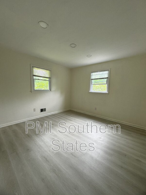 Building Photo - 205 Ellington Dr