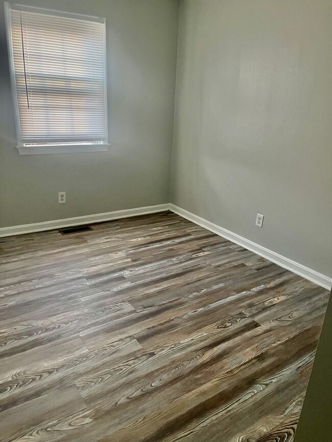 Building Photo - 3 Bedroom in Townhouse Fredericksburg/Spot...