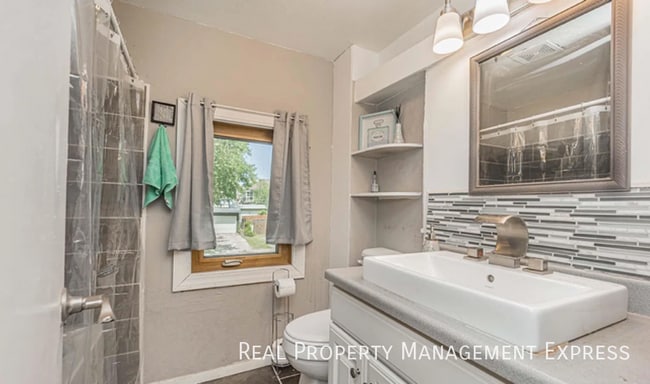 Building Photo - 807 W 13th St