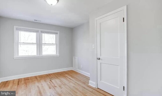 Building Photo - 1046 Elm Rd