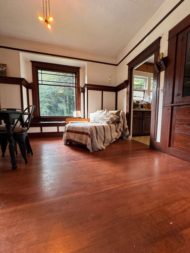 Building Photo - YOUR PACIFIC NORTHWEST RETREAT AWAITS! AV CHARGING STATION, GORGEOUS VIEWS, PRIVACY AND MORE!