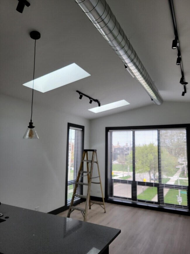 Building Photo - 6500 S Ingleside Ave