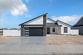 Building Photo - 1138 Crestview Dr