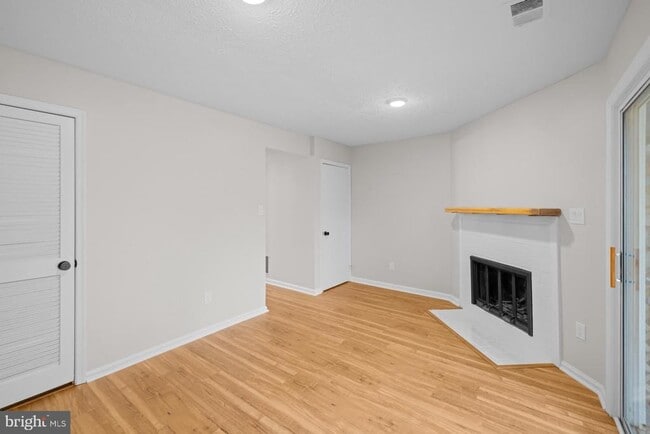 Building Photo - 8640 Dellway Ln