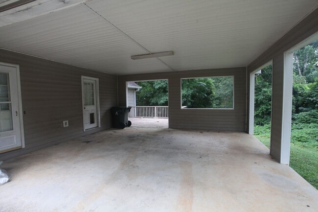 Building Photo - 3 Bedroom/ 2 Bathroom Home!