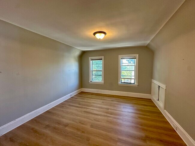 Building Photo - 18 Bromfield Rd