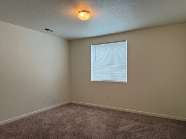 Building Photo - House For Lease