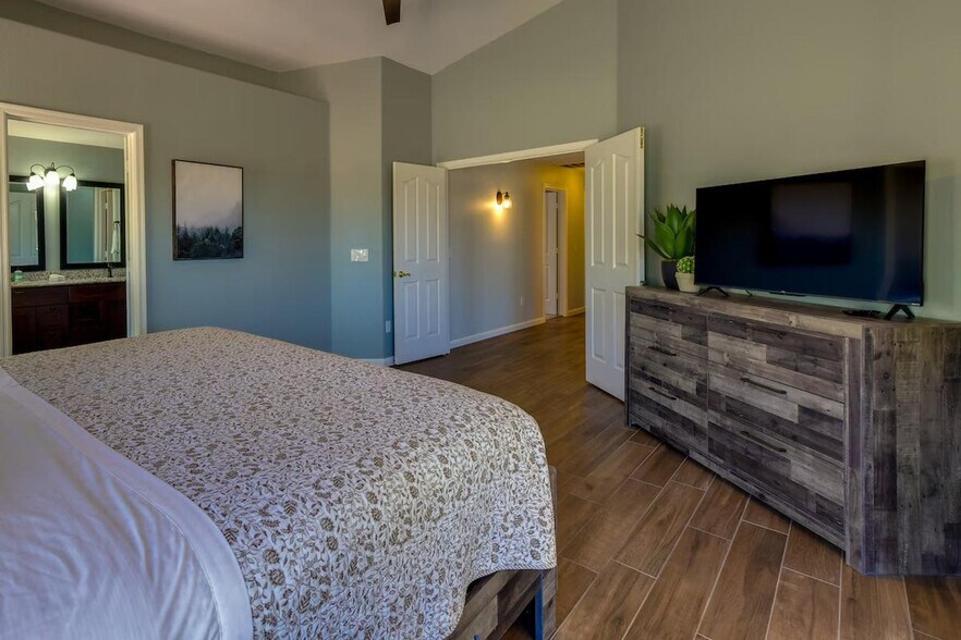 Building Photo - 2730 E Terrace Ave