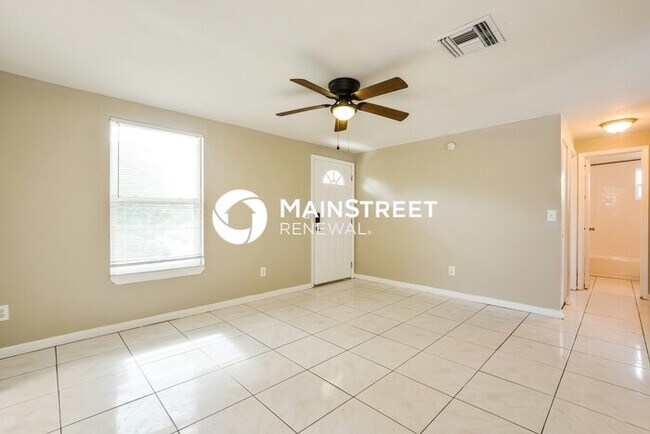 Building Photo - 3 Bedroom Pet-Friendly Home in Deltona, FL with Main Street Renewal