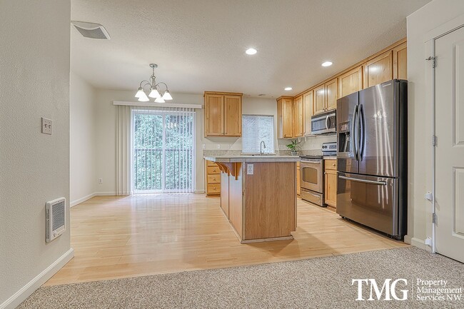 Building Photo - Centrally Located, Pet Friendly, 3 Bed 2.5...