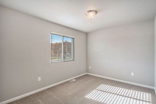 Building Photo - 5484 Eagle Glen Dr SW