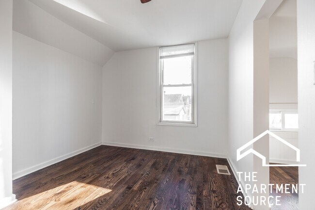 Building Photo - 3135 N Oakley Ave