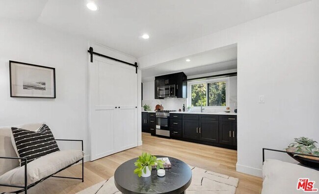 Building Photo - 418 N Bowling Green Way