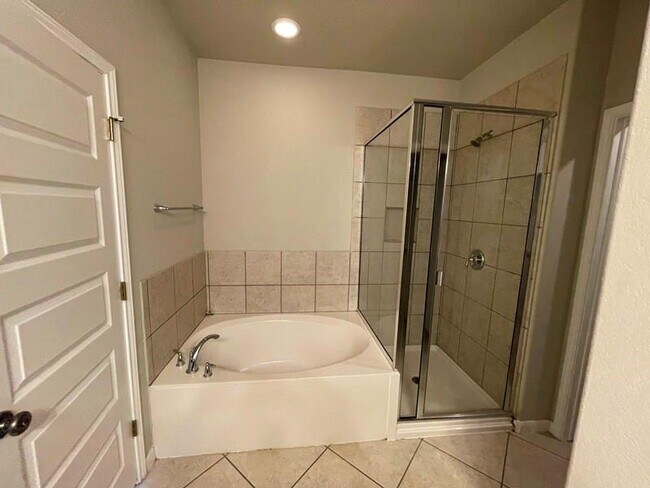 Building Photo - 400 Hummingbird Ln