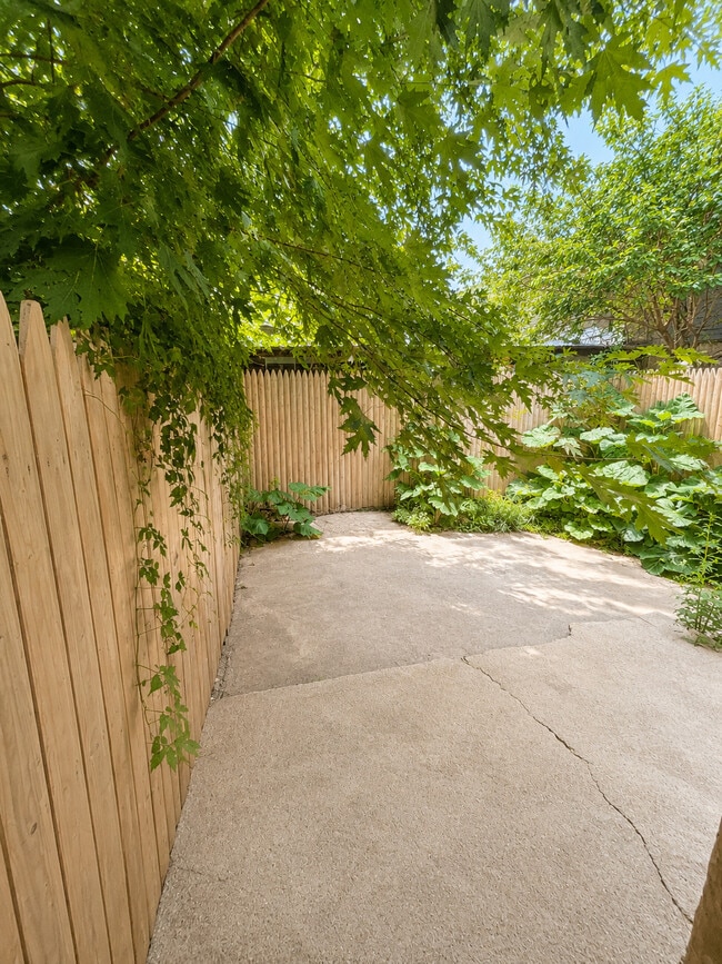 Building Photo - 2519 Mutter St