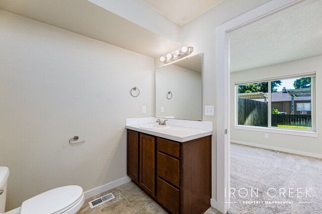 Building Photo - Each Bedroom has Private Full Bath