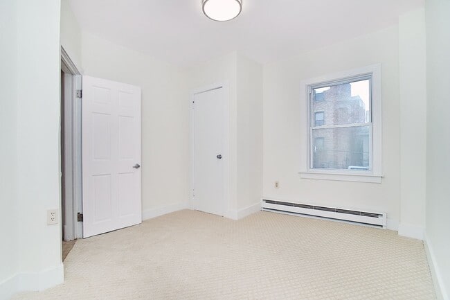 Building Photo - Beautiful 1 Bedroom Apartment in Kensington Townhouse!