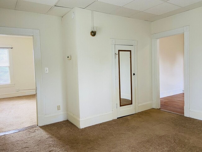 Building Photo - 1 Bedroom, 1 Bathroom Apartment in Greensboro!