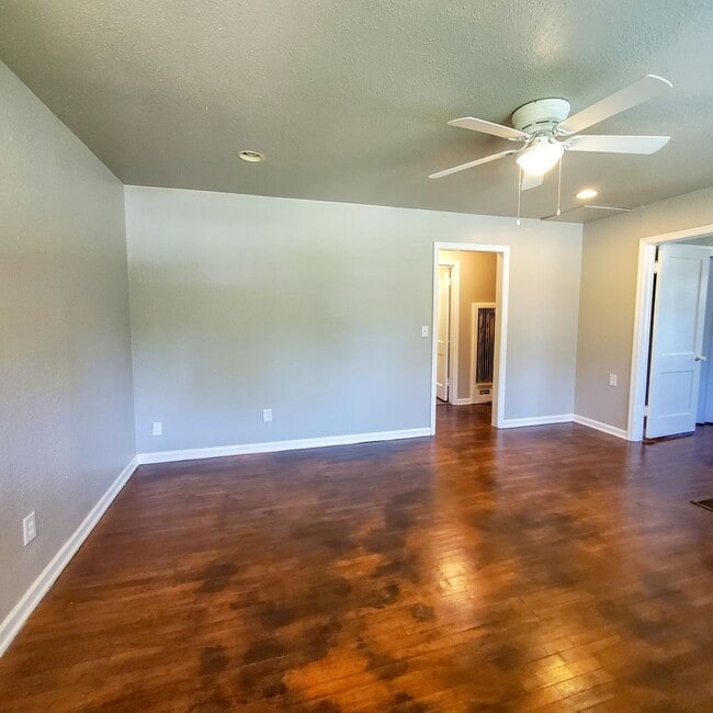 Building Photo - 2 Bedroom 1 bath Duplex