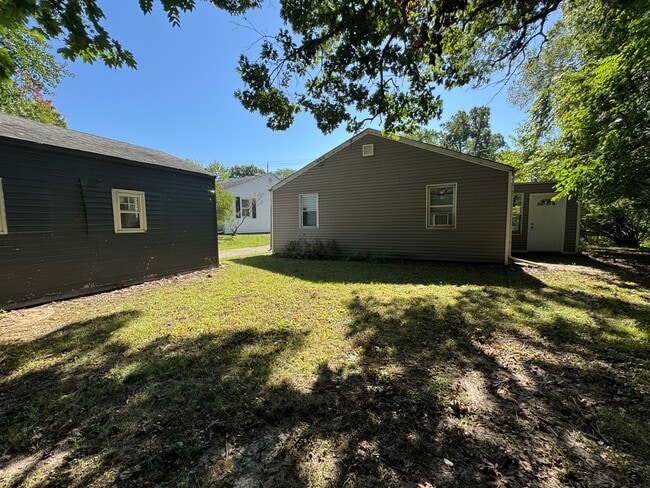Building Photo - 3 Bedroom Molette with Ravine Views – $1300