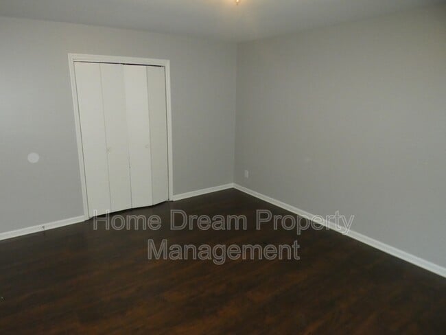 Building Photo - 1823 Meadow Dr