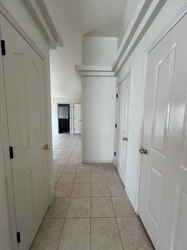 Building Photo - Large 5 Bedroom 2 Bathroom 2 Car Garage