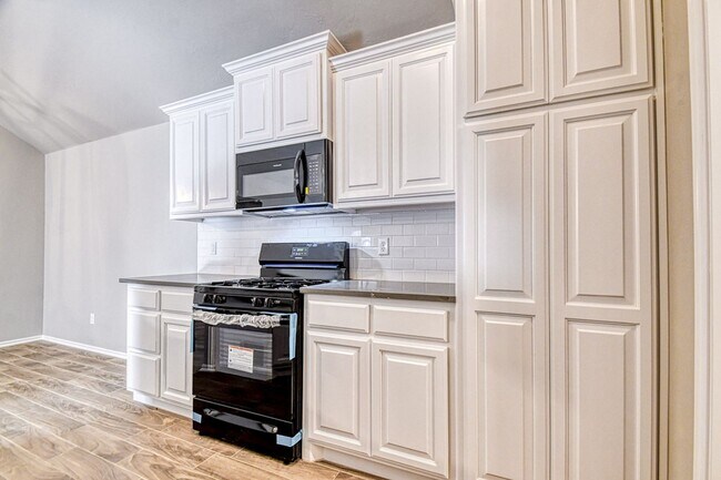 Building Photo - Beautiful Newer Construction Home!