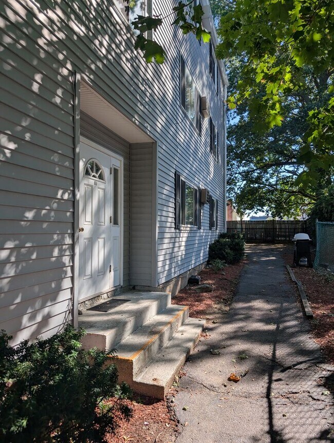 Building Photo - Somerville 2 bedroom with parking for 9/1