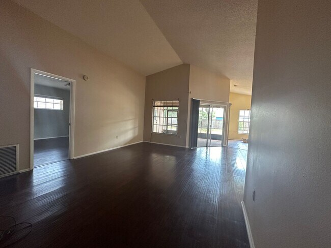 Building Photo - Spacious Lakeland Home | Move-In Ready | Prime Location