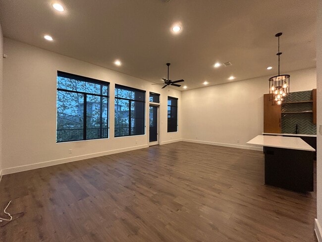 Building Photo - Town Creek CONDO! Large Balcony / Fridge, Washer, Dryer Included / Garage / NBISD