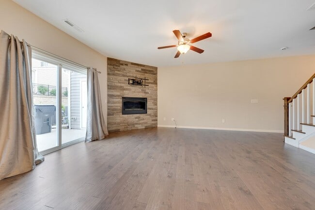 Building Photo - Beautiful 3bd/2.5ba Townhouse Available in Durham!