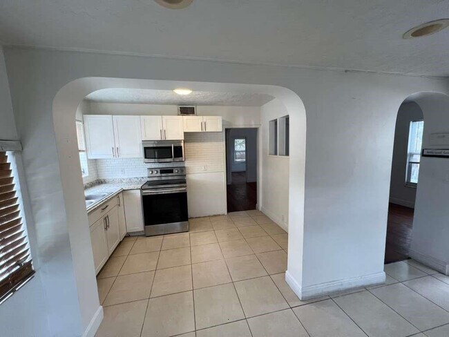 Building Photo - 708 NE 4th St