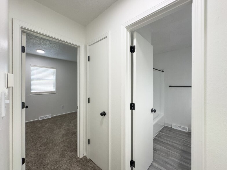 Building Photo - Kingsridge East Apartments