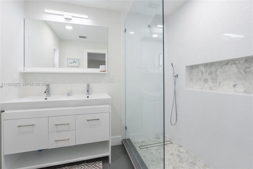 Building Photo - 510 SE 3rd Ave