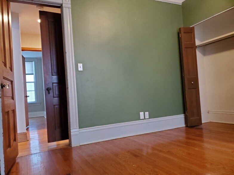 Building Photo - 1560 E Irving Plz