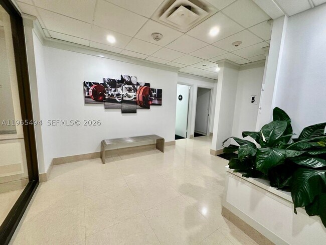 Building Photo - 2555 Collins Ave