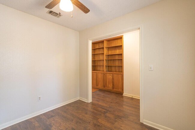 Building Photo - 10200 Missel Thrush Dr