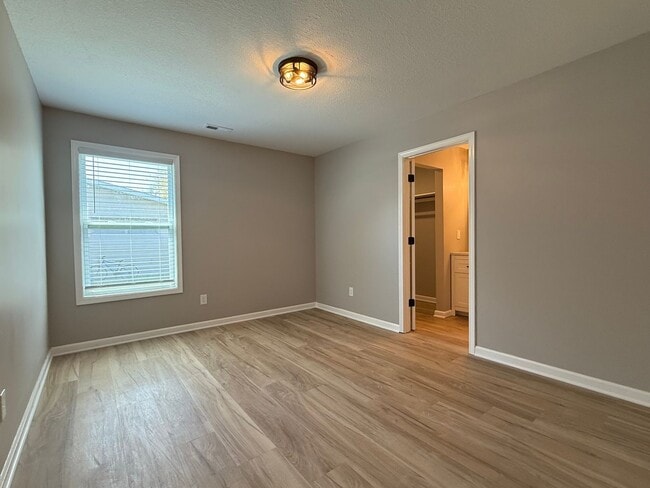 Building Photo - Updated 3 bedroom 2 bath