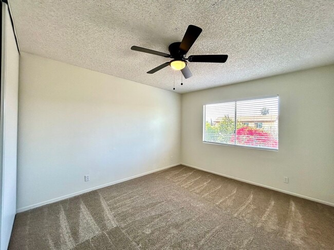 Building Photo - 5 Bed, 2 Bath in Otay Mesa!
