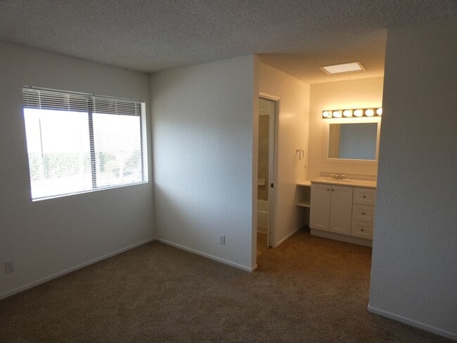 Building Photo - Townhouse in South Santa Maria with 1 car ...