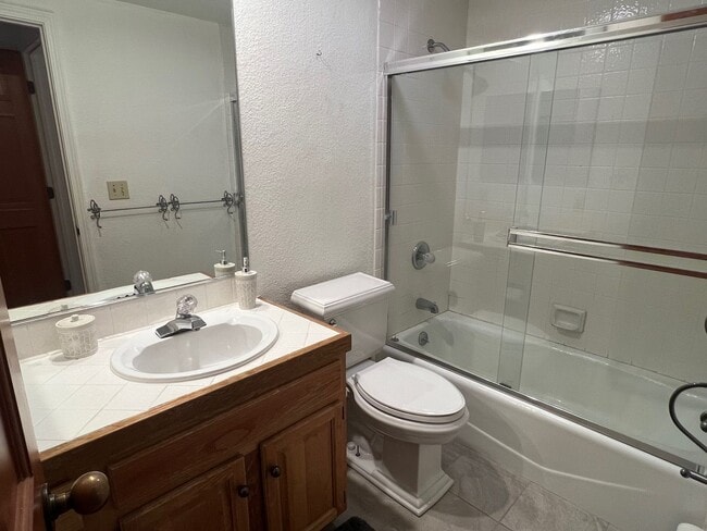 Building Photo - Furnished 2 bed, 2 bath Condo