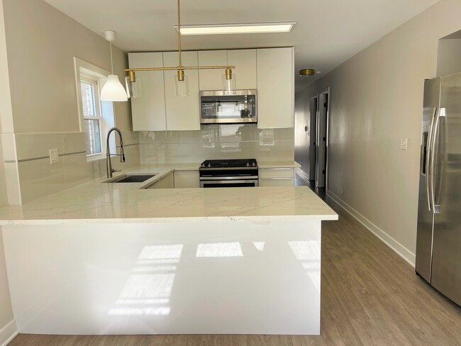 Modern kitchen - 5009 W Gunnison St