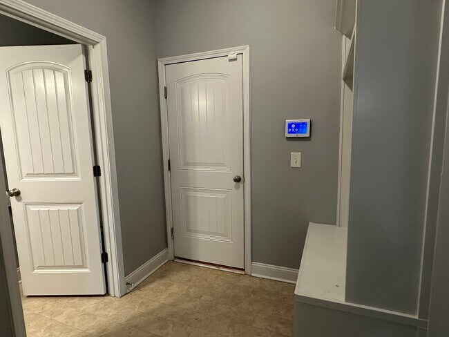 Building Photo - Awesome 4 Bedroom 2.5 Bath Home with Lots of space and a 2 Car Garage!