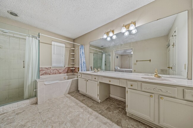 Building Photo - 9915 Villa Verde Dr