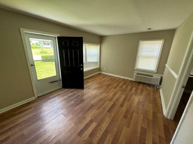 Building Photo - 1073 Haywood Rd