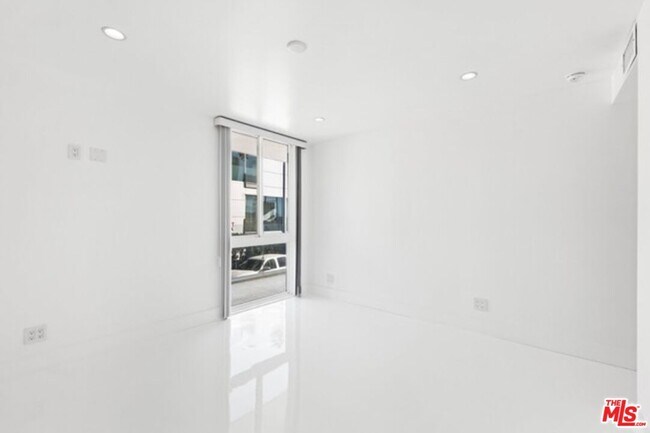 Building Photo - 2419 Ocean Front Walk