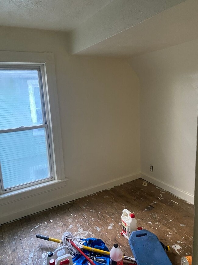 Building Photo - 2nd fooor walk-up duplex in historic house...