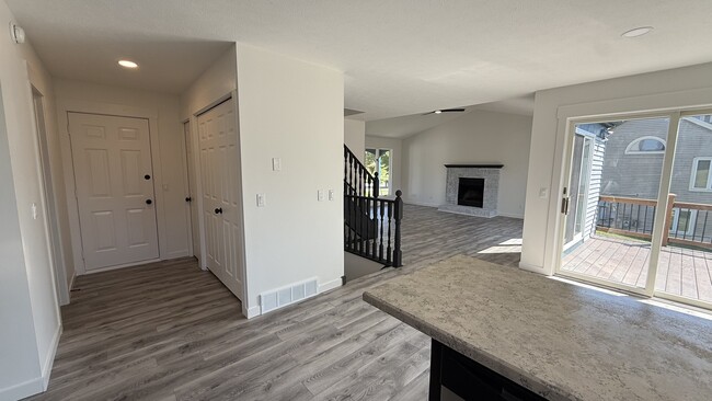 Building Photo - 2057 Eastcastle Dr SE