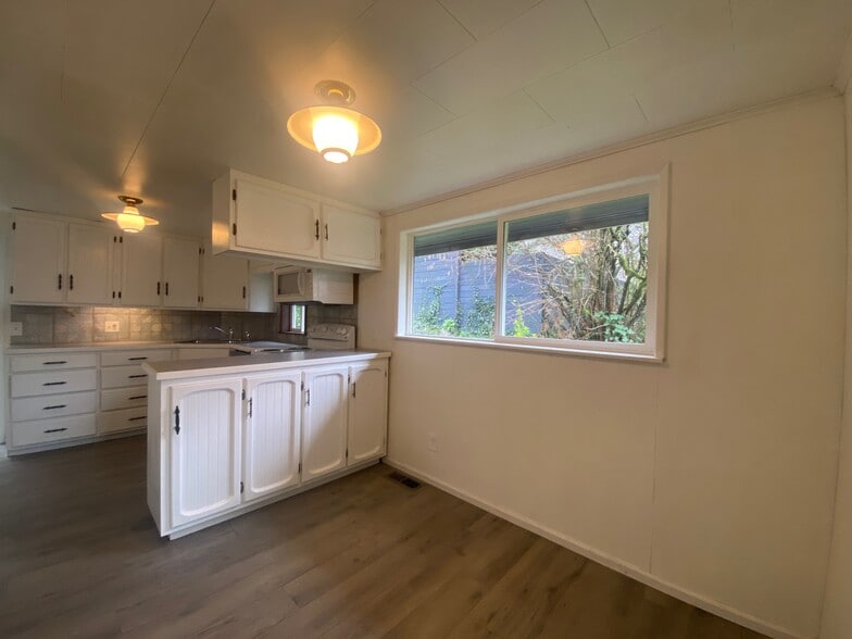 Unit 1 Dining - 11636 59th Ave S